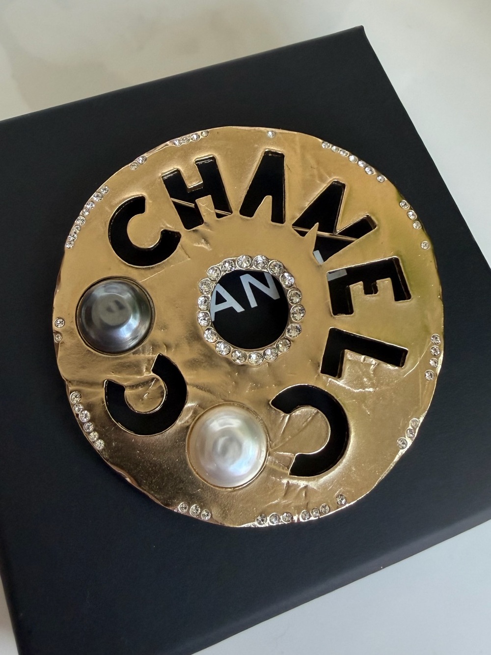 SOLD 🩷 CHANEL 2019 Egypt Collection XL Brooch - Picture 3 of 8